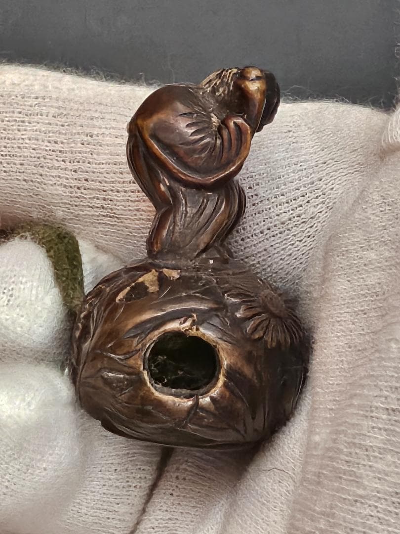 金箔装飾の漆器印籠