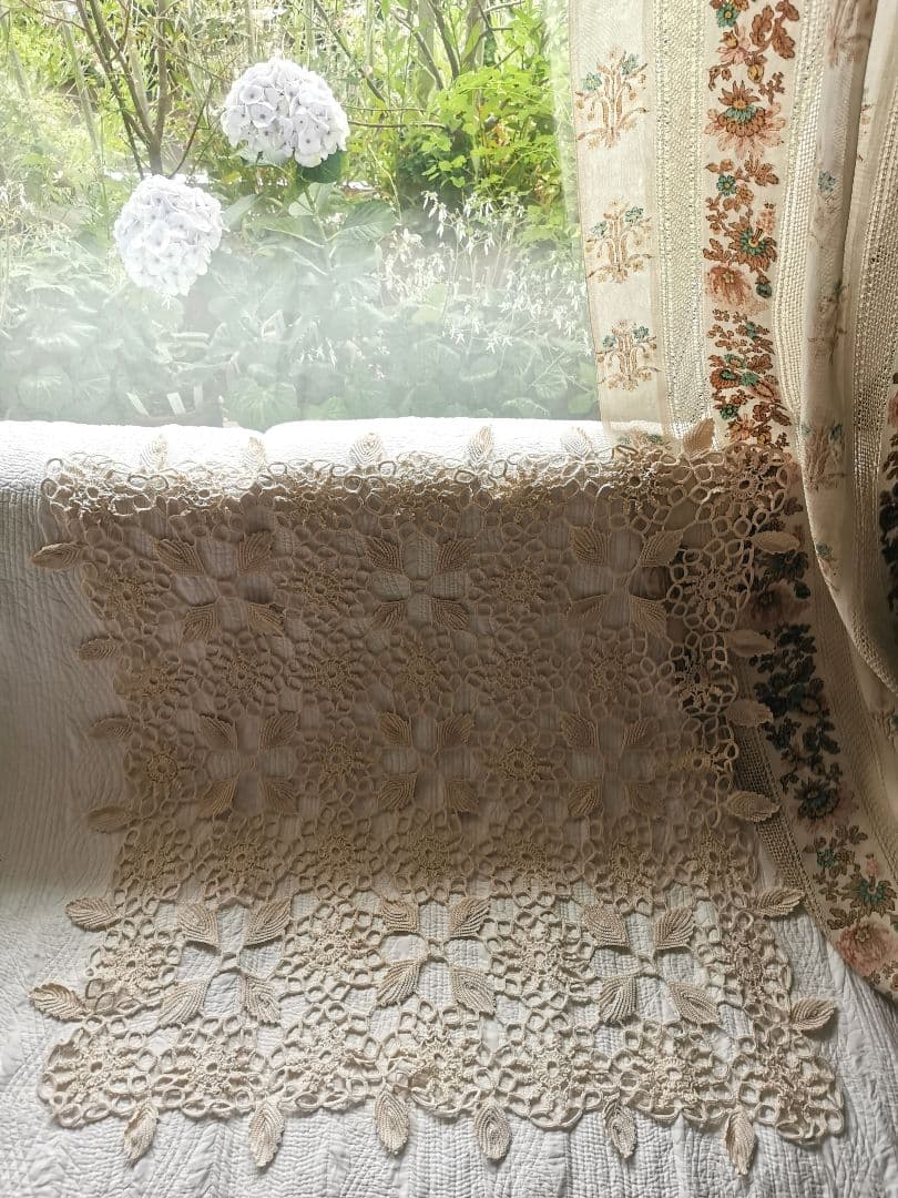 アンティークイタリア購入 変わりクロシェレース編み 揺れる葉のアイボリークロス