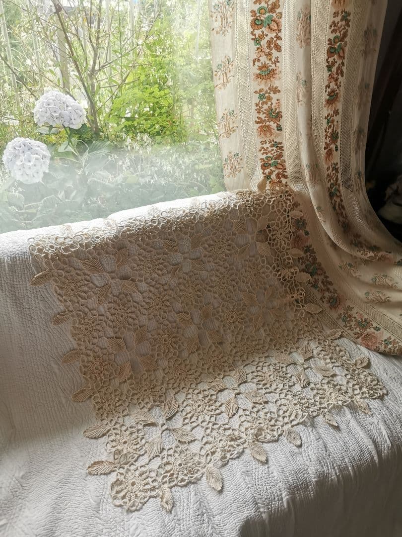 アンティークイタリア購入 変わりクロシェレース編み 揺れる葉のアイボリークロス