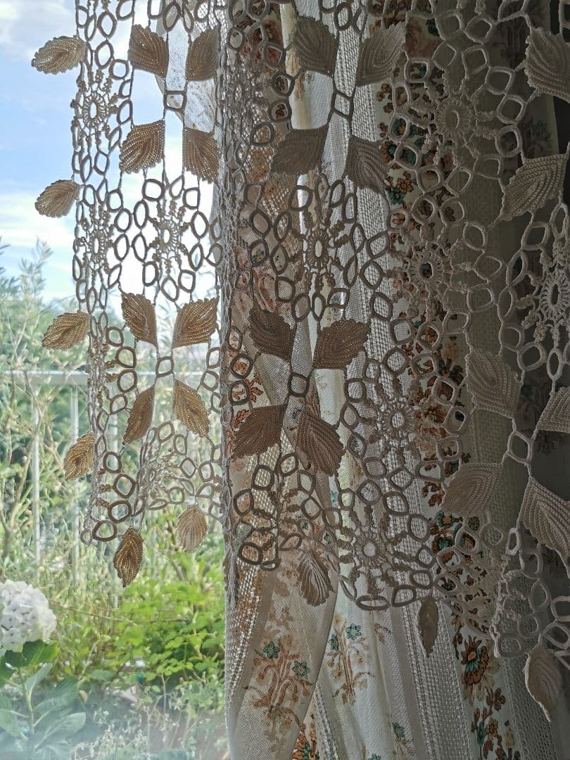 アンティークイタリア購入 変わりクロシェレース編み 揺れる葉のアイボリークロス