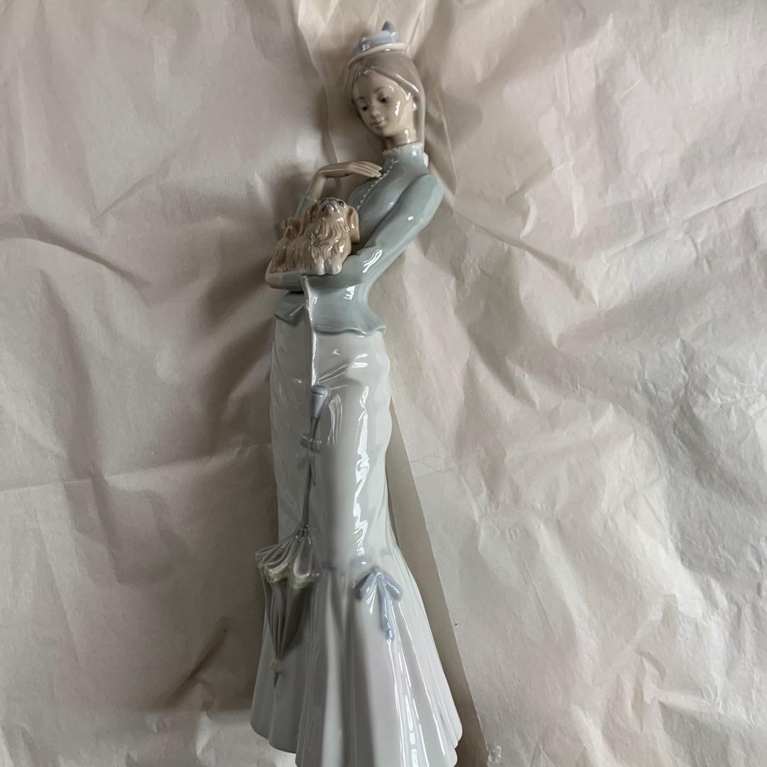 リヤドロ　子犬を抱く貴婦人　グレーの陶器製女性像人形