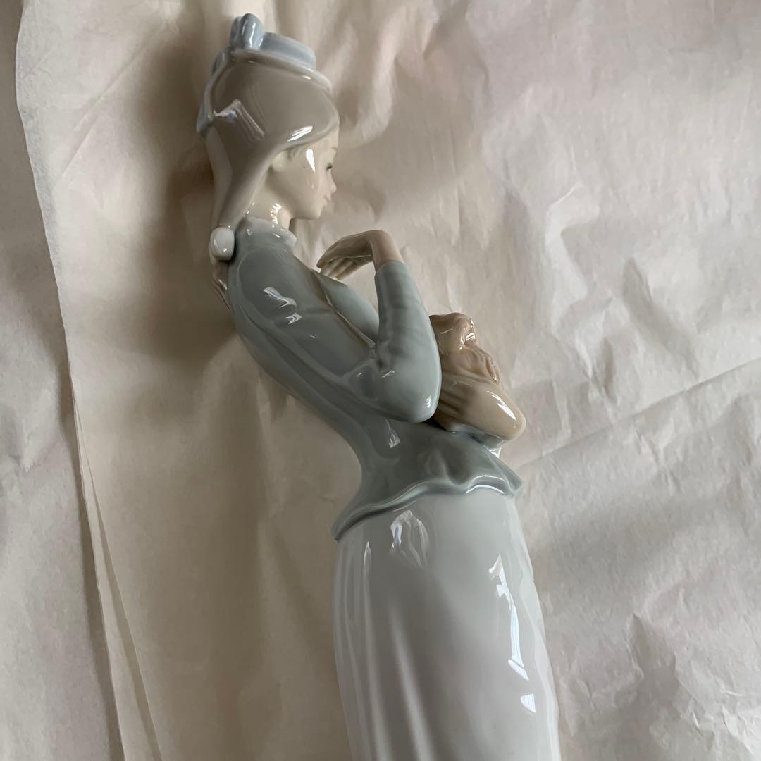 リヤドロ　子犬を抱く貴婦人　グレーの陶器製女性像人形