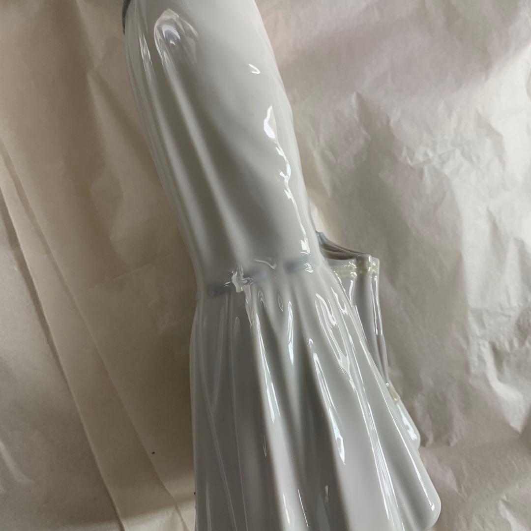 リヤドロ　子犬を抱く貴婦人　グレーの陶器製女性像人形