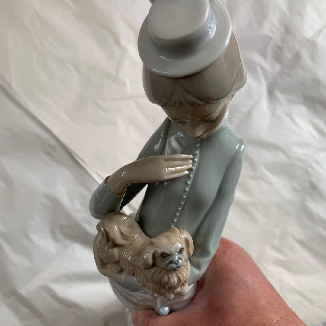 リヤドロ　子犬を抱く貴婦人　グレーの陶器製女性像人形