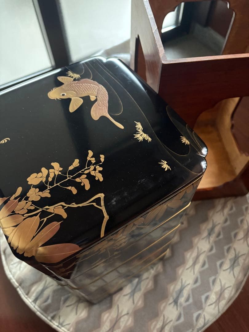 鯉装飾の漆器重箱