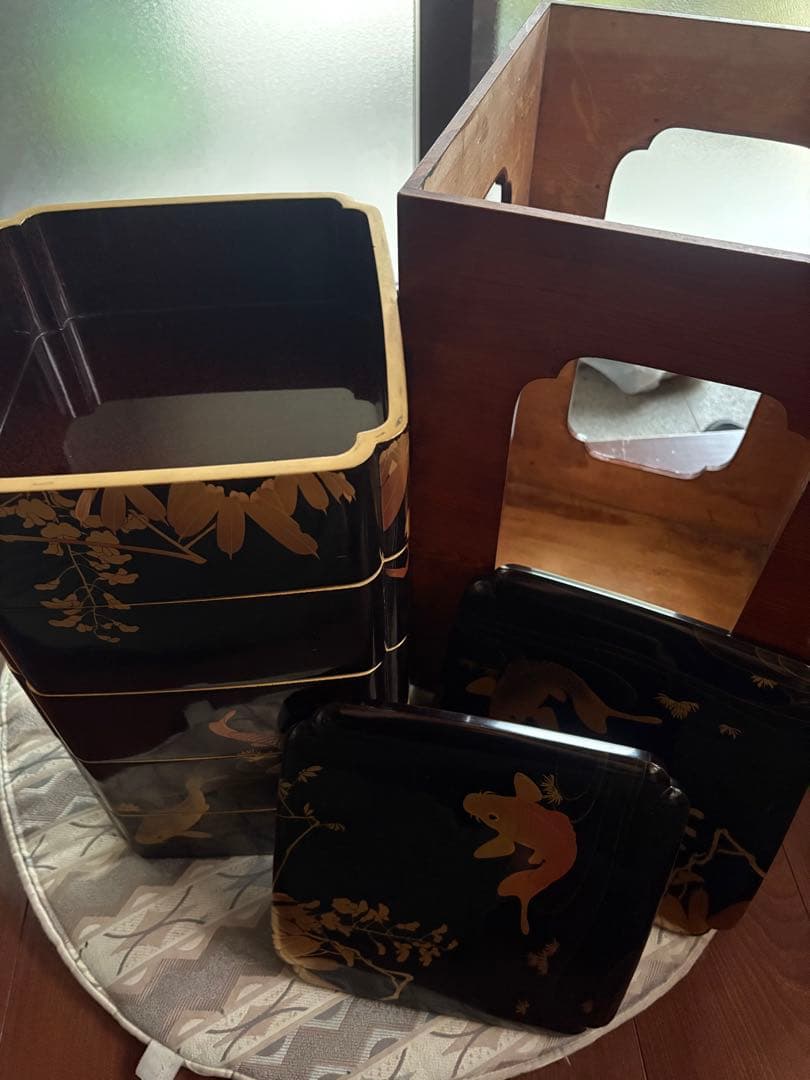 鯉装飾の漆器重箱