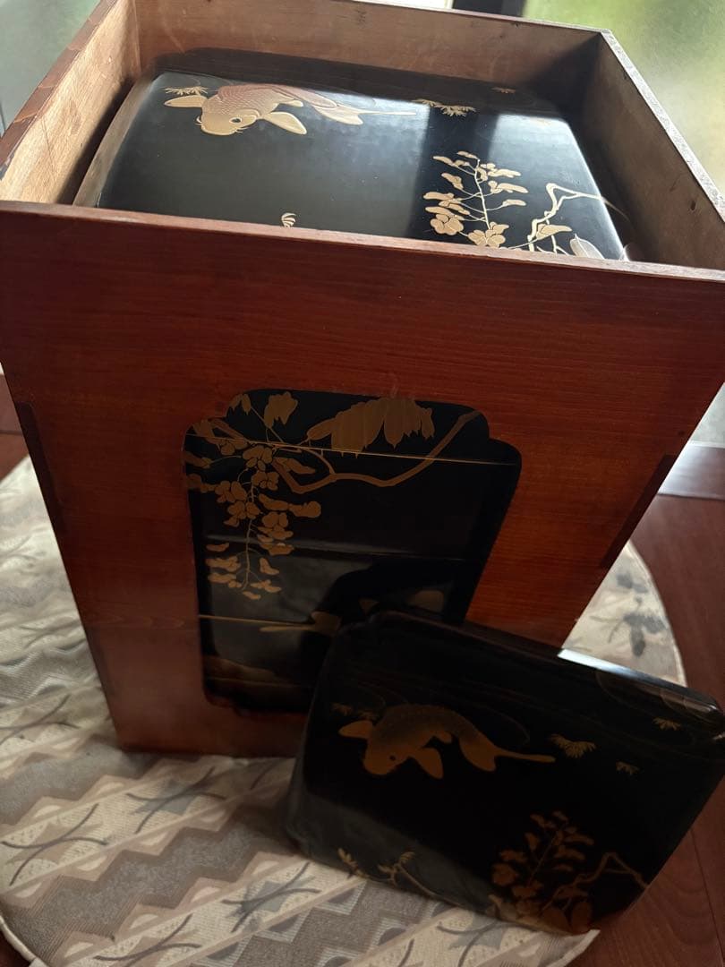 鯉装飾の漆器重箱