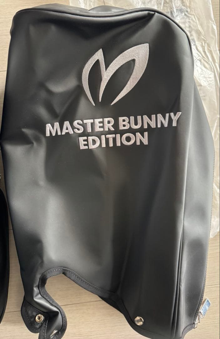 MASTER BUNNY ブラックシルバーロゴ洗練された細身デザイン特典付き