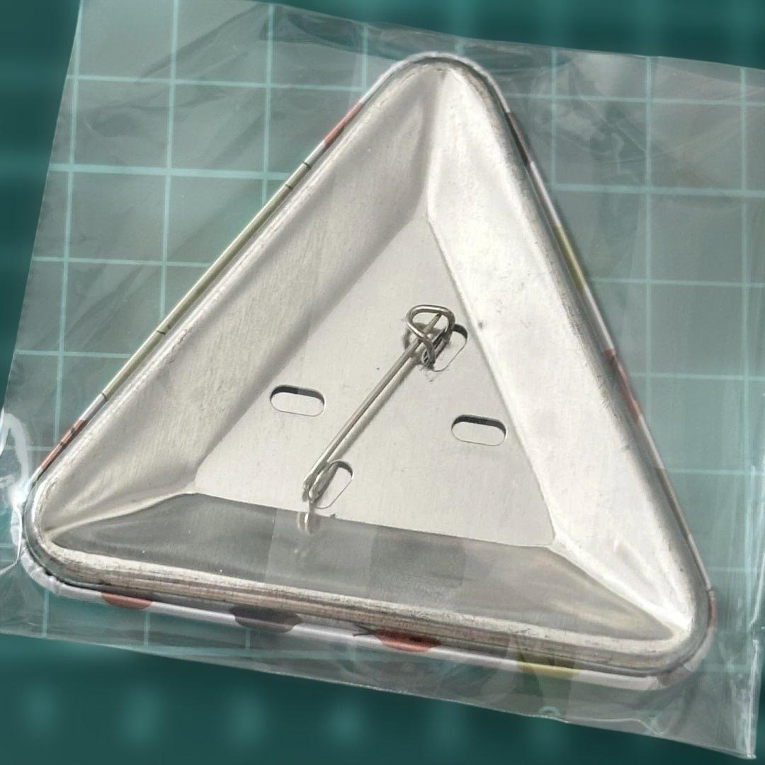 映画　ゆるキャン 各務原なでしこ　スモアパーティー 　三角型缶バッジ　スクラッチ