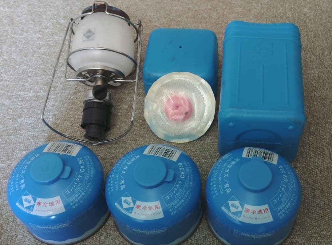 キャンピングガスのランタンとCV250カートリッジ3缶(寒冷仕様)のまとめ売り