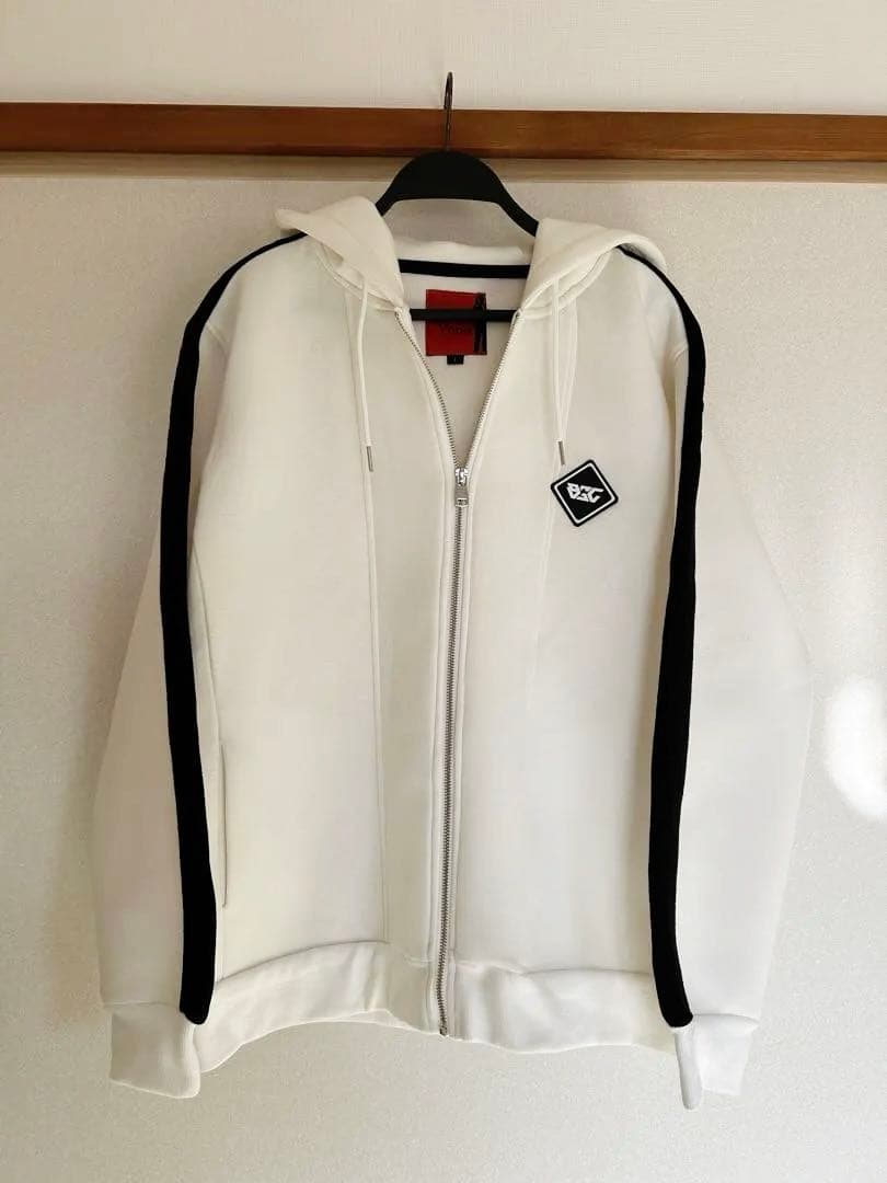 ホワイトフード付きジャケット＆ジョガーパンツセット