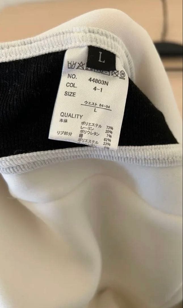 ホワイトフード付きジャケット＆ジョガーパンツセット