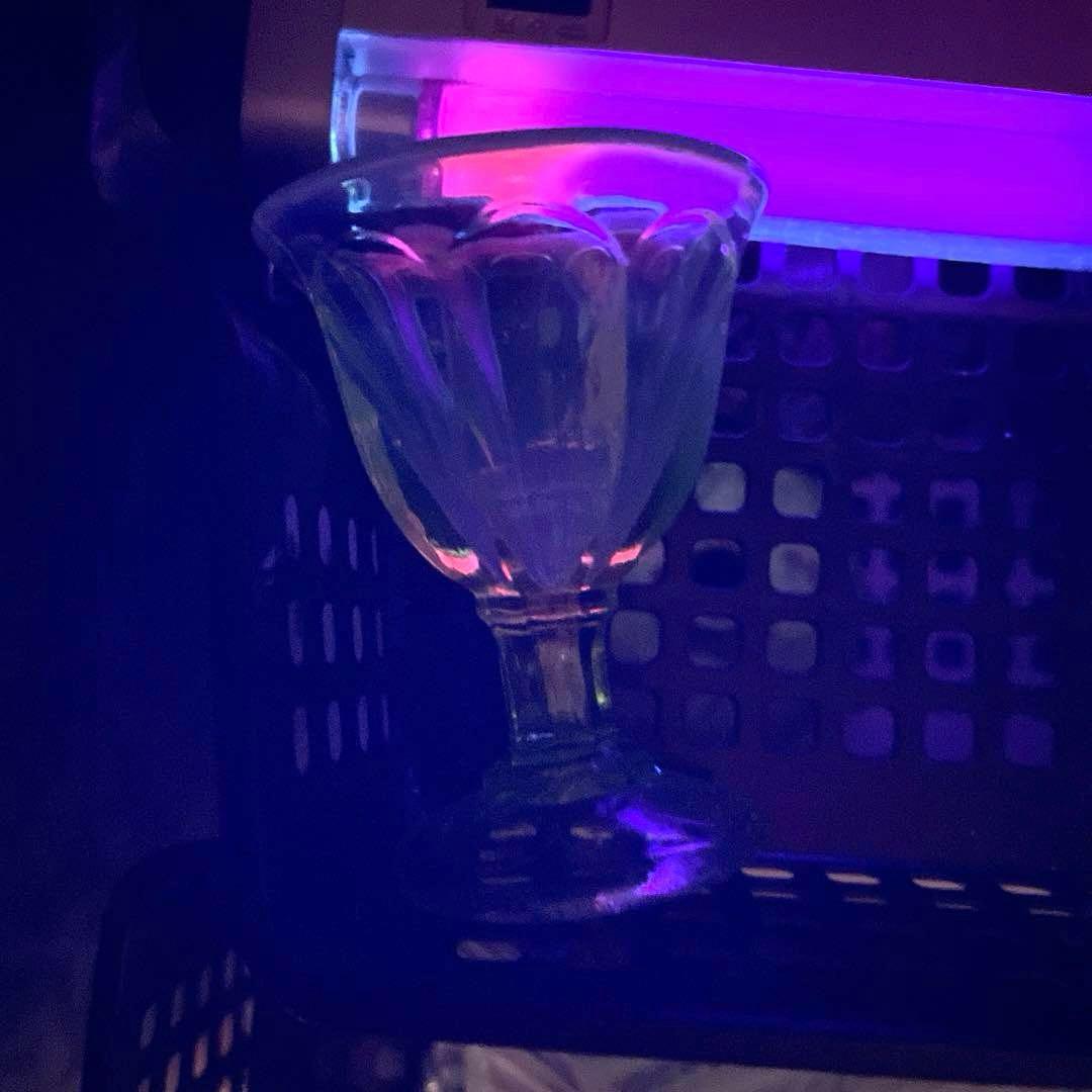 骨董　時代ガラス　希少若草色　乳白暈し　菊割底　アイスクリームカップ　著書掲載品