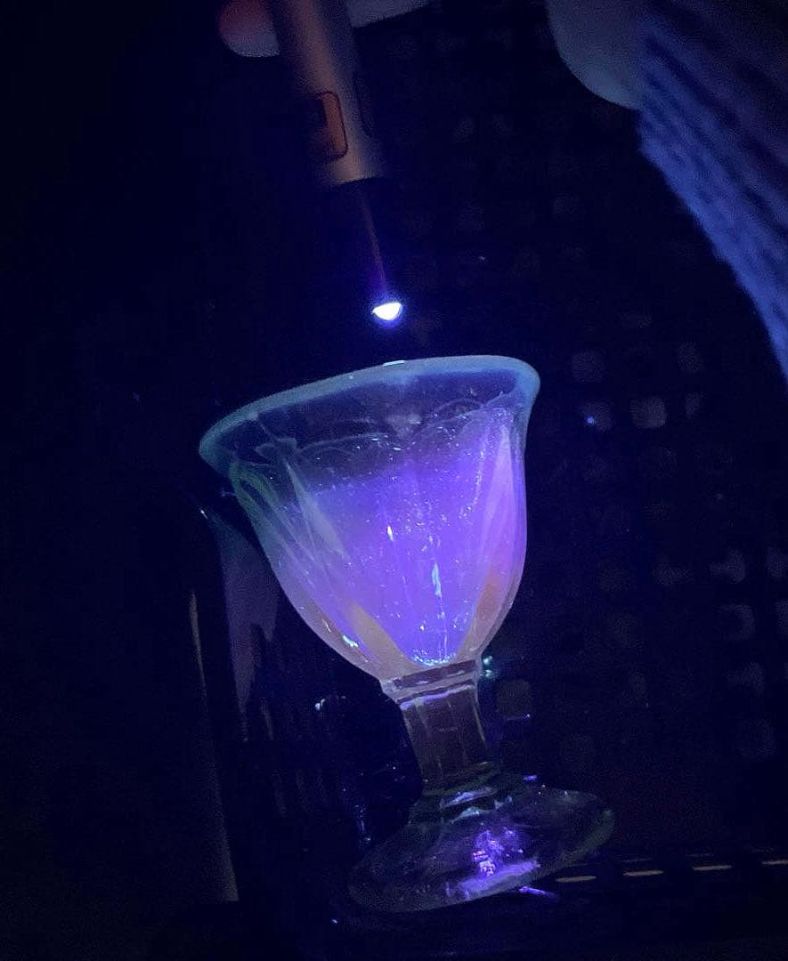 骨董　時代ガラス　希少若草色　乳白暈し　菊割底　アイスクリームカップ　著書掲載品