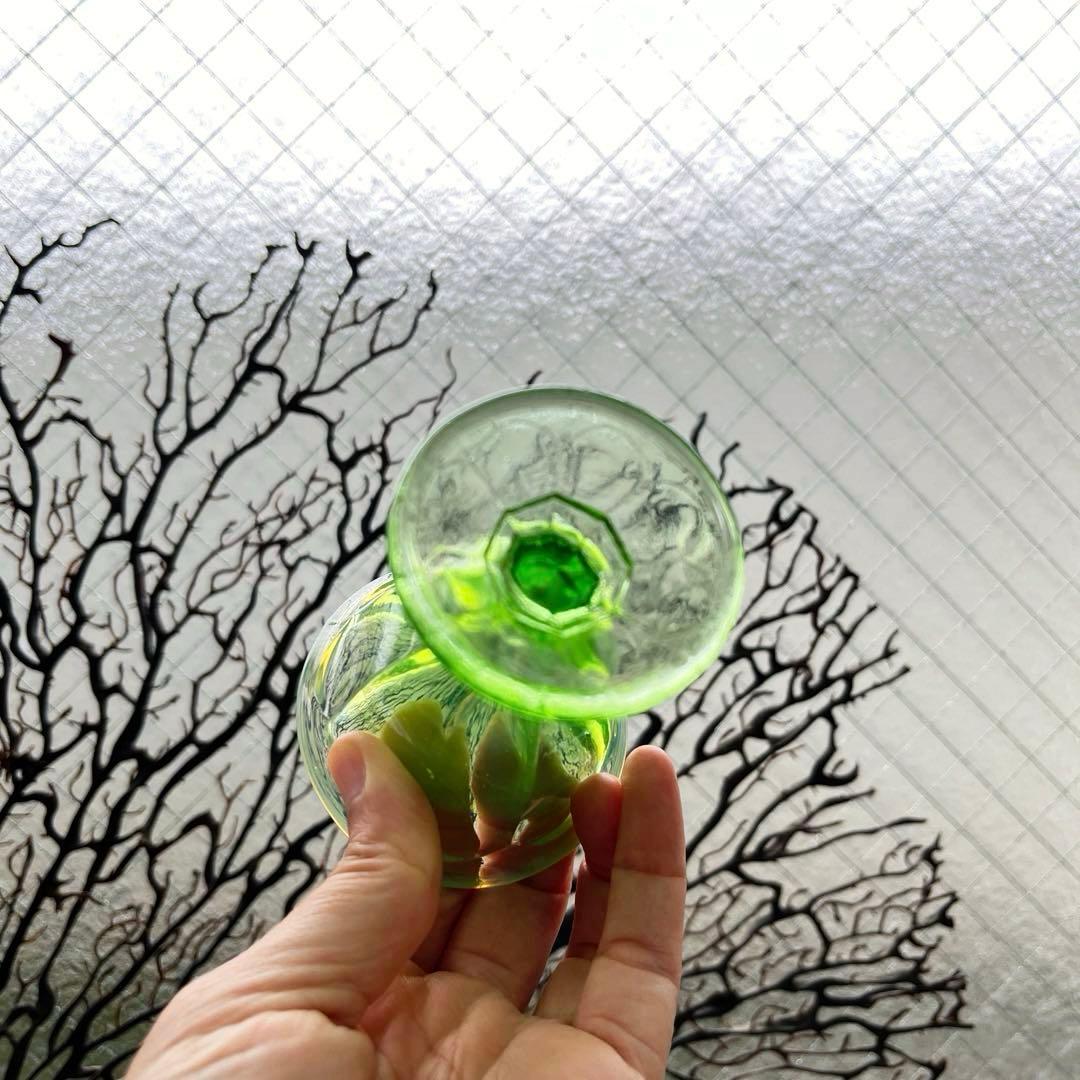 骨董　時代ガラス　希少若草色　乳白暈し　菊割底　アイスクリームカップ　著書掲載品