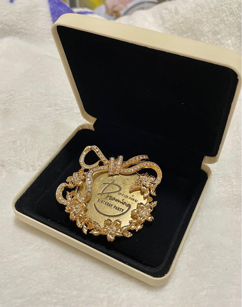 イ・ジュンギ　公式　グッズ　ブローチ