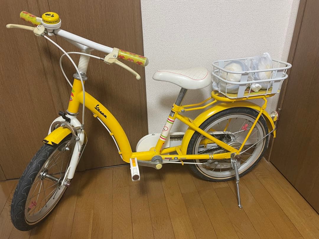 ベスパ　幼児用イエロー自転車 フロントバスケットと補助輪付き