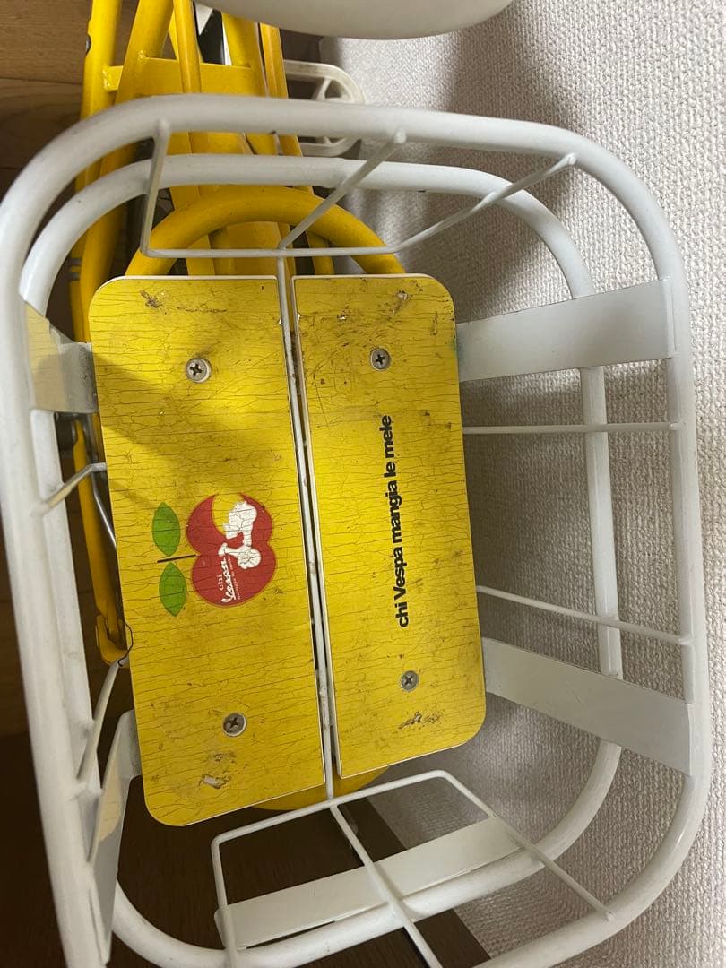 ベスパ　幼児用イエロー自転車 フロントバスケットと補助輪付き