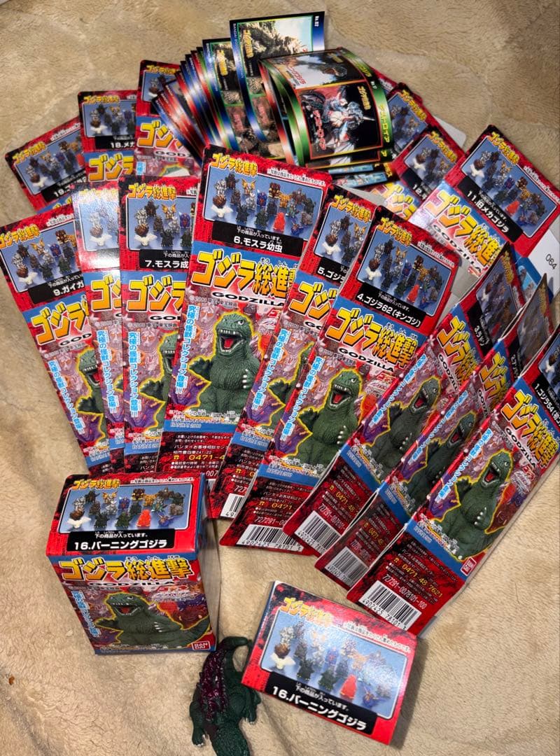ゴジラ 総進撃フィギュアと空箱•シールセット