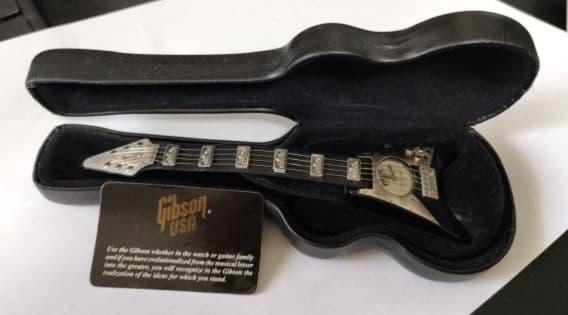 ギブソン社のフライングVの腕時計 電池切れ