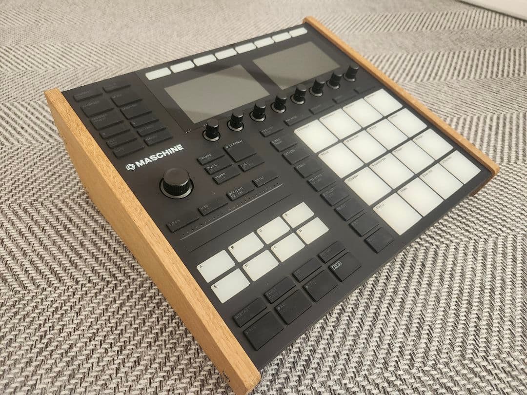MASCHINE MK3 (専用スタンド付・説明書無し)