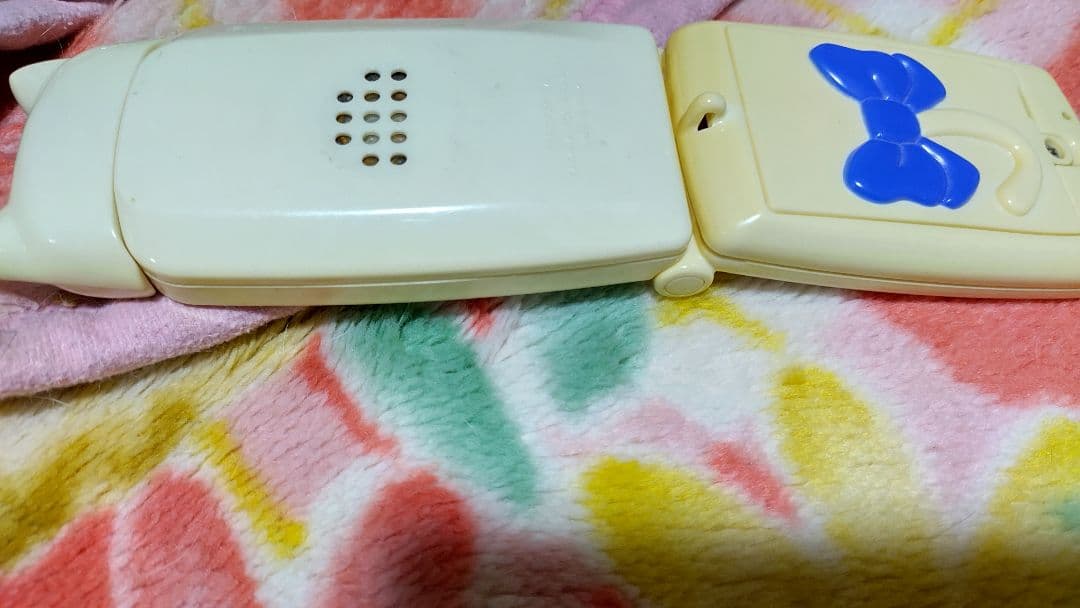 デジキャラットアニメ携帯(7枚目確認を黄ばみみたいなの浮き有り)