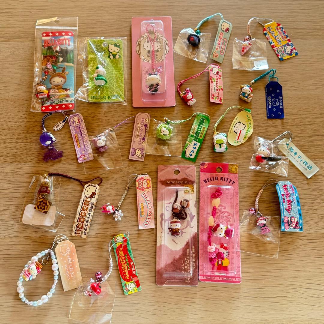 ①ハローキティ ストラップ　ご当地キティ　カナダ　メロンパン　原宿　19個　韓国