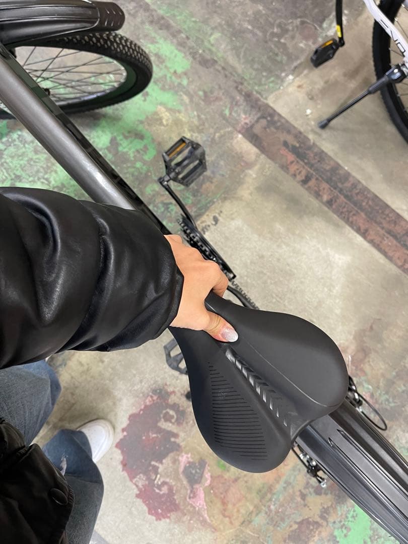 当社の24段変速スポーツ自転車は、 3色をご用意しております。