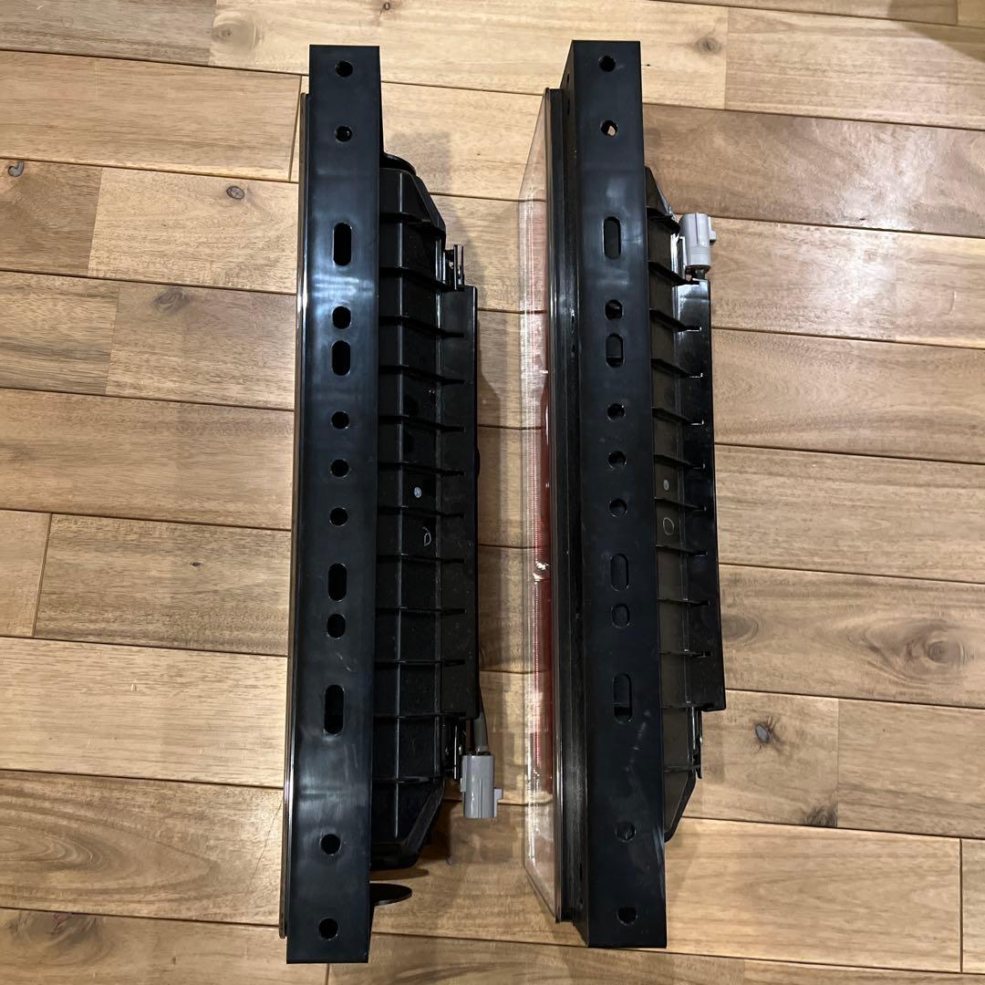 コイト製　3連LEDテールランプ