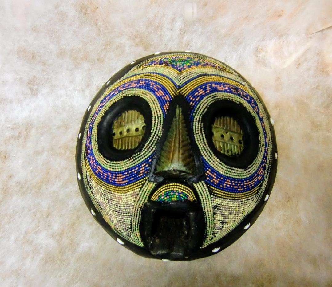 アフリカ　木彫りのマスク　ビーズ装飾