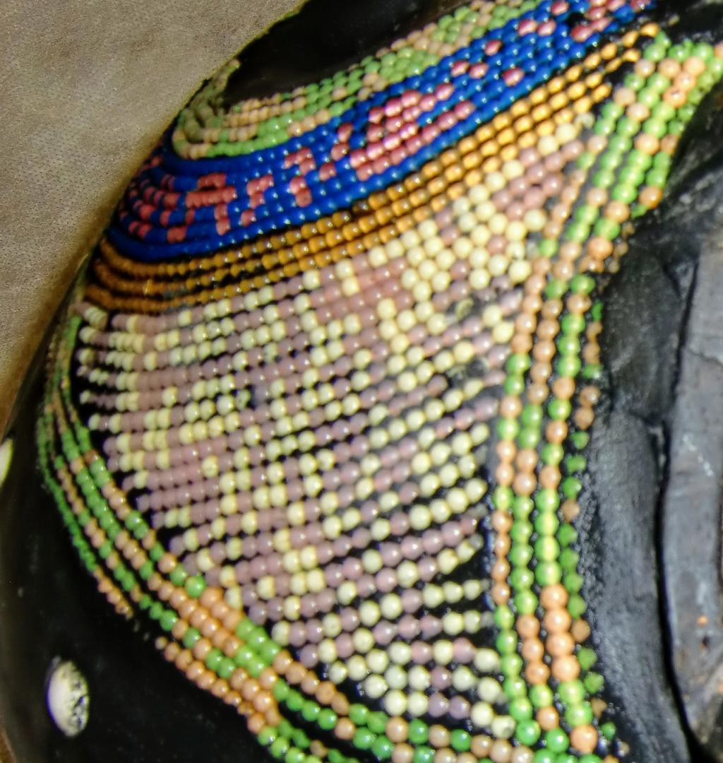 アフリカ　木彫りのマスク　ビーズ装飾