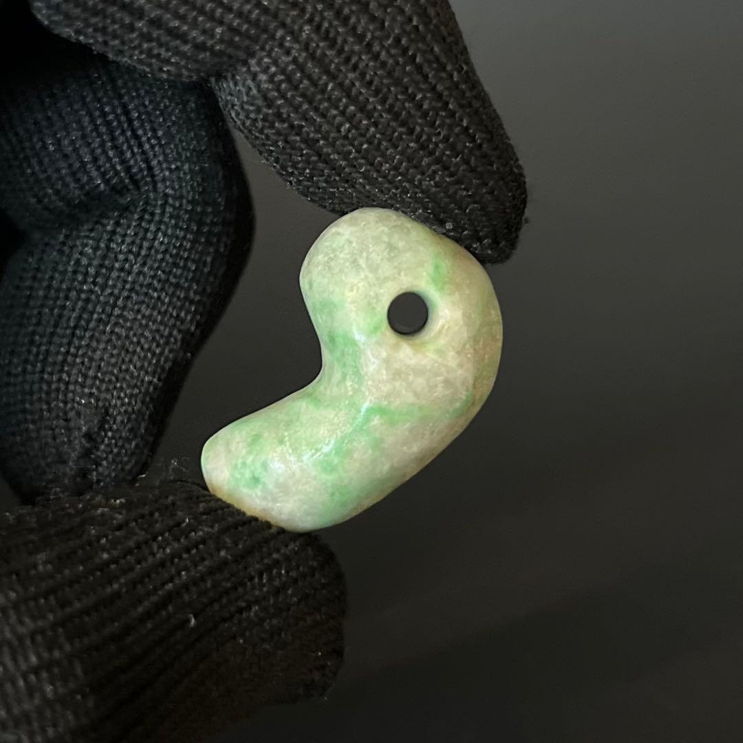 極上 縄文時代 本翡翠（硬玉） 勾玉 奈良県伝承出土 玉擦れ痕あり 古代装身具