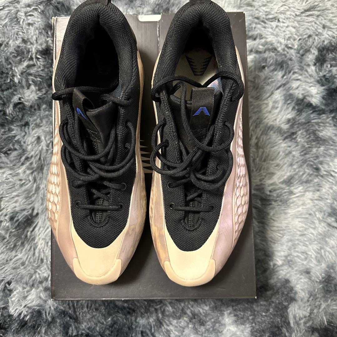 adidas バスケットボールシューズ ブラック/ベージュ