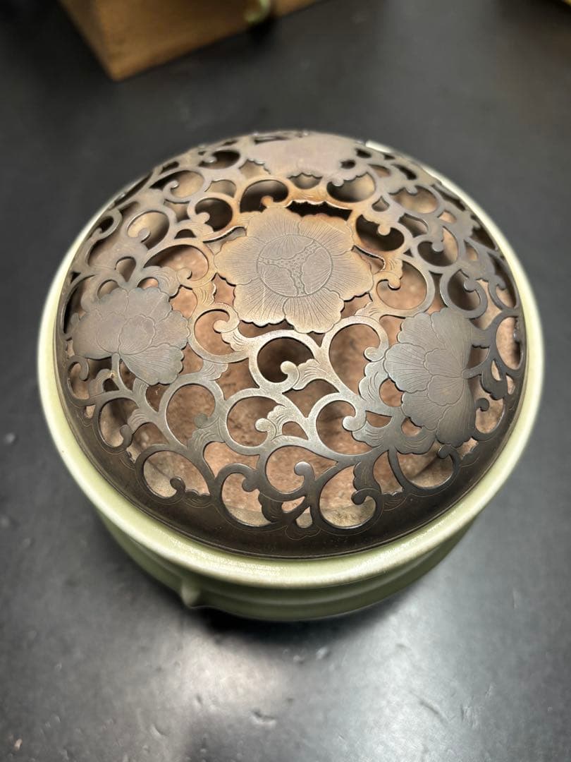 純銀覆 青磁香炉 純銀蓋 透かし彫り 花文様 共箱付き 青磁香爐 骨董品