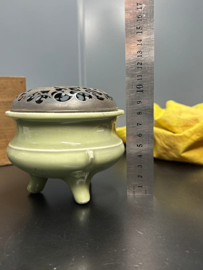 純銀覆 青磁香炉 純銀蓋 透かし彫り 花文様 共箱付き 青磁香爐 骨董品