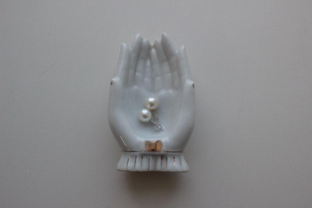 【B】ホワイトハンドモチーフ/Made in Japan /陶器製・小物入れ