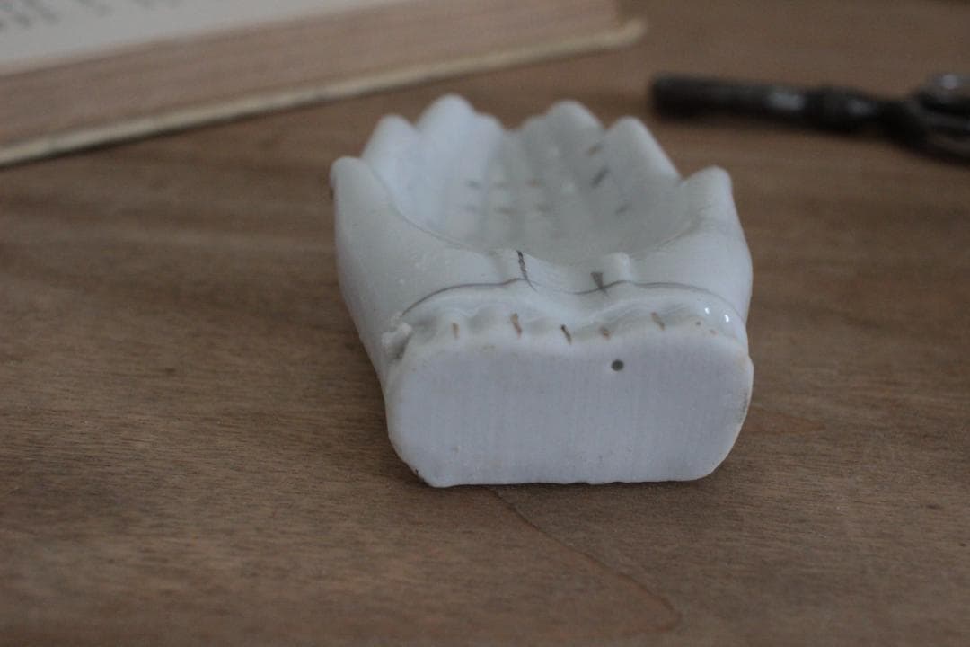 【B】ホワイトハンドモチーフ/Made in Japan /陶器製・小物入れ