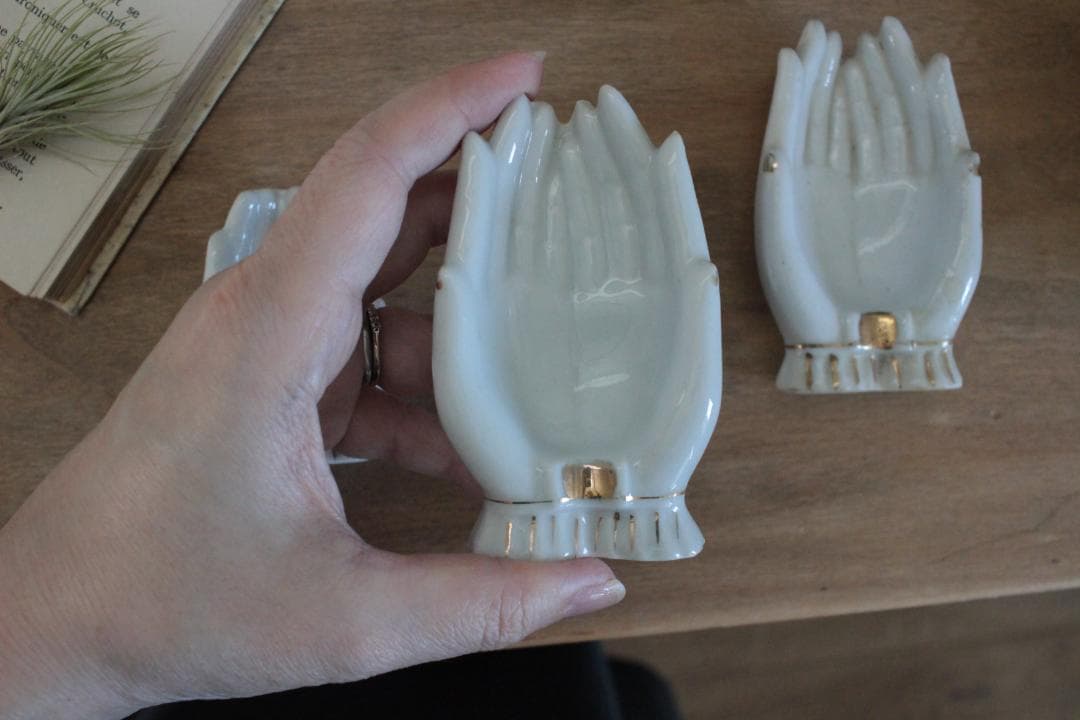 【B】ホワイトハンドモチーフ/Made in Japan /陶器製・小物入れ