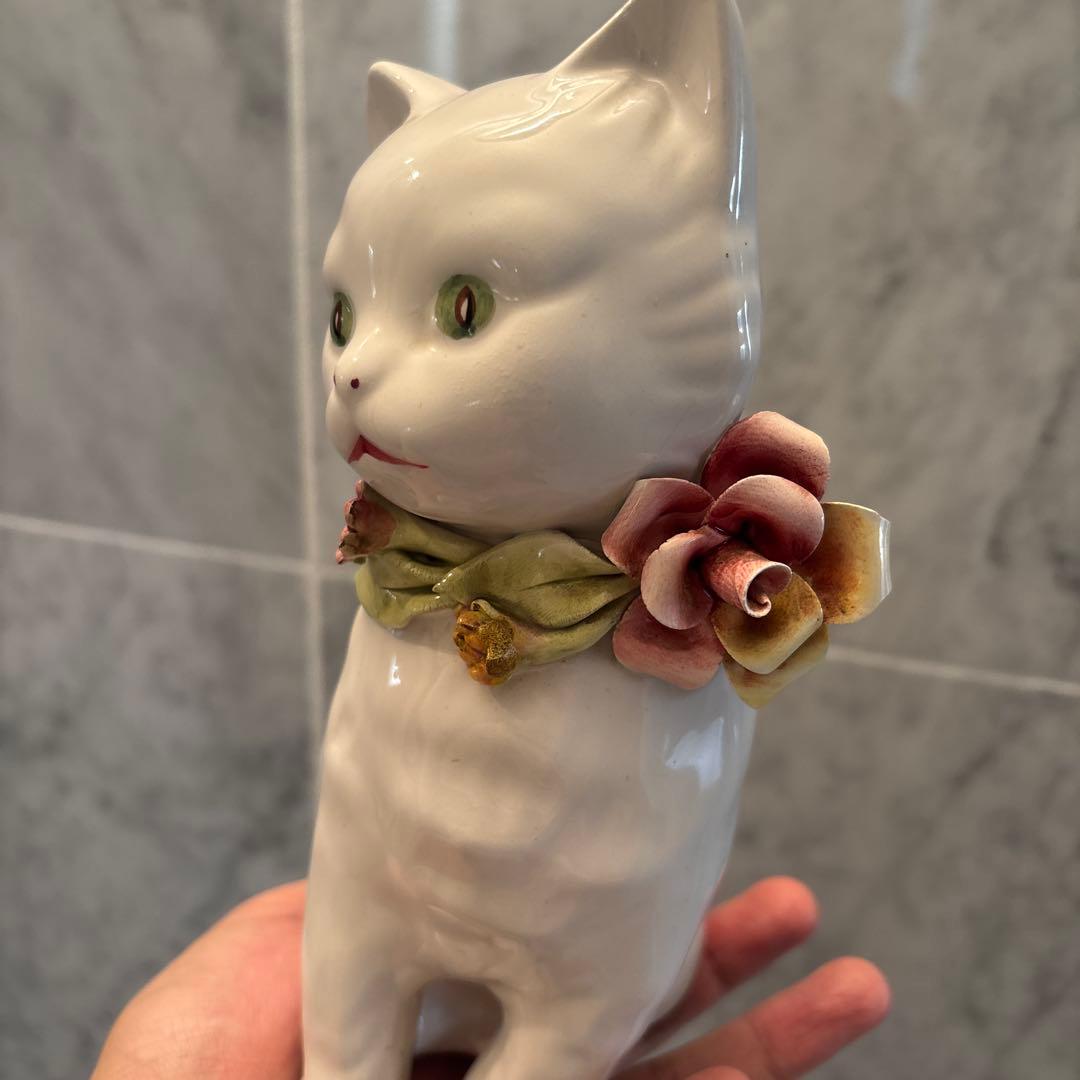イタリアヴィンテージ手描きの瞳や首輪のお花が芸術的な白猫ちゃんの陶器