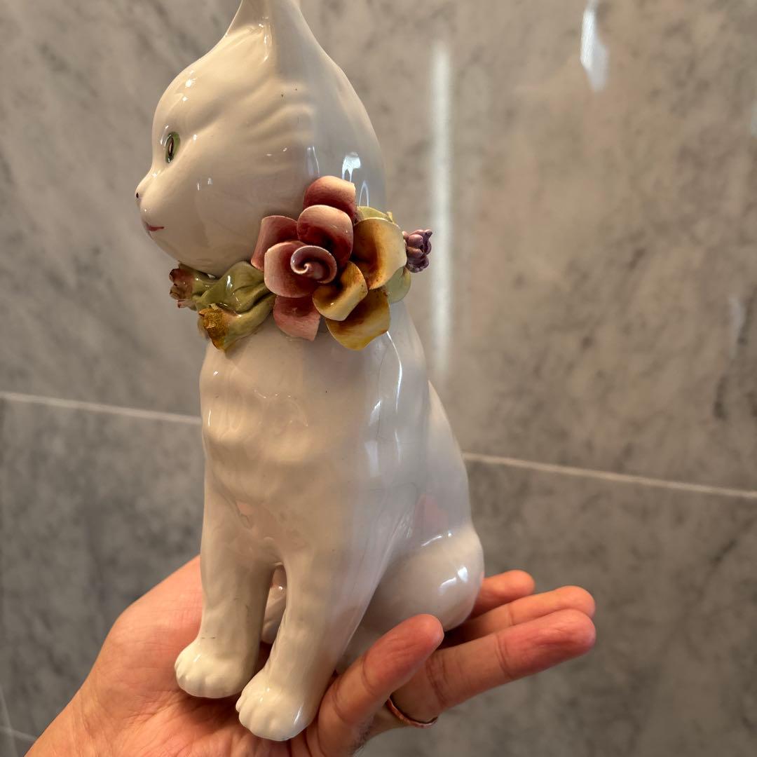 イタリアヴィンテージ手描きの瞳や首輪のお花が芸術的な白猫ちゃんの陶器