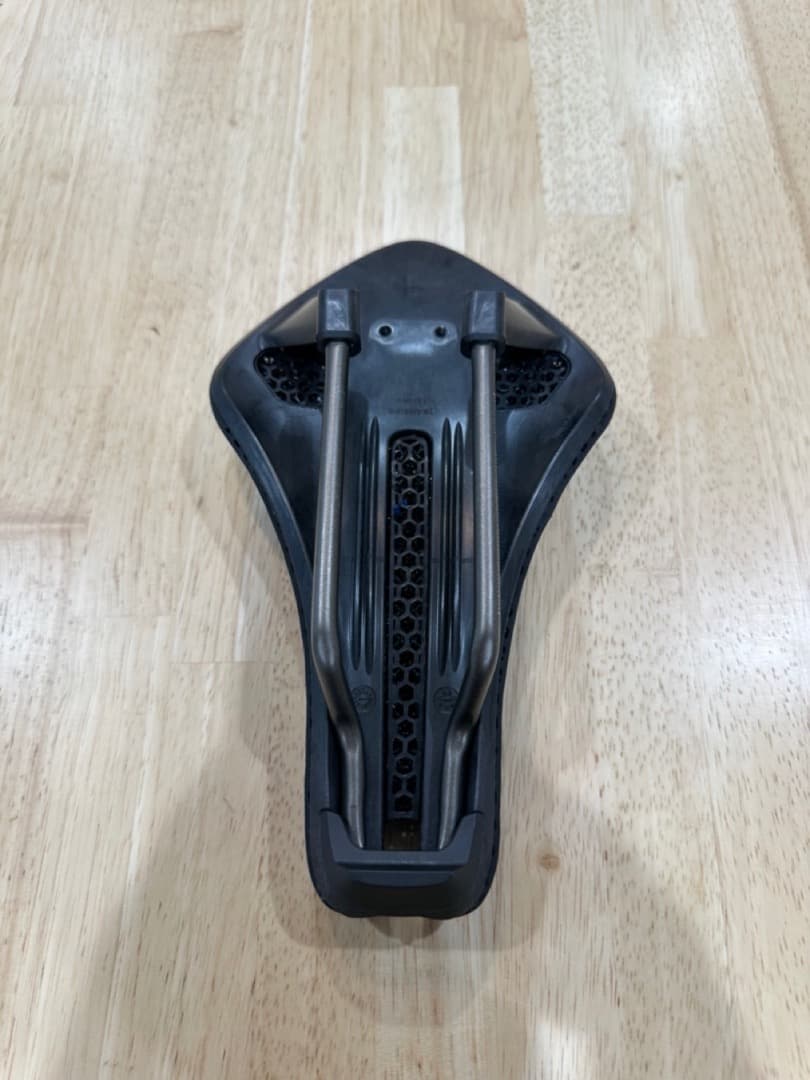 ( フィジーク ) サドル AERIS LD R3 ADAPTIVE KIUM