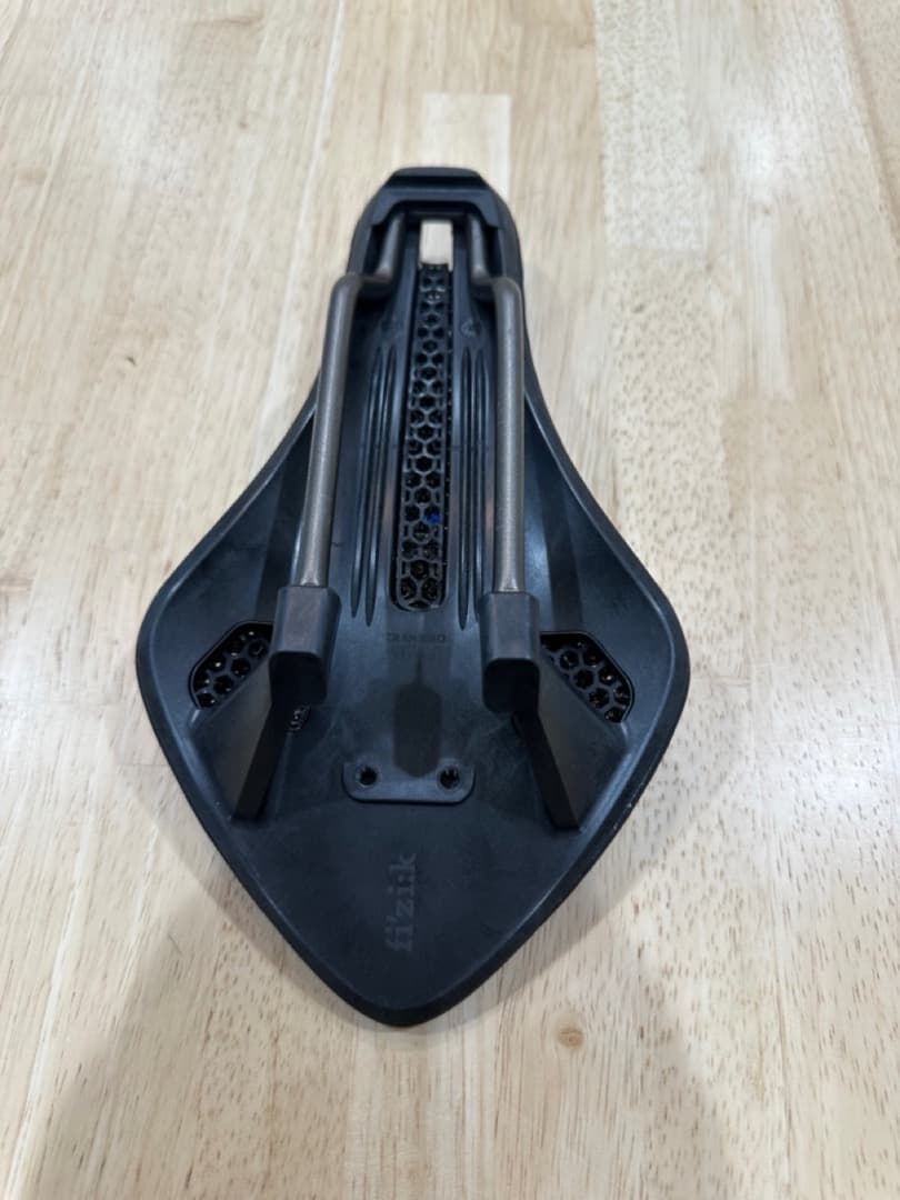 ( フィジーク ) サドル AERIS LD R3 ADAPTIVE KIUM