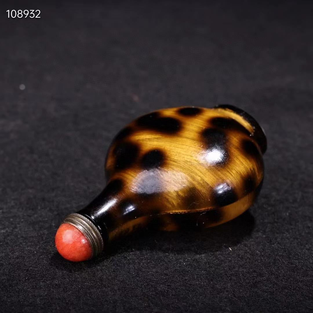 中国古美術・旧蔵收・玳瑁製の鼻煙壺・案頭・置物・文房具・根付・装身具