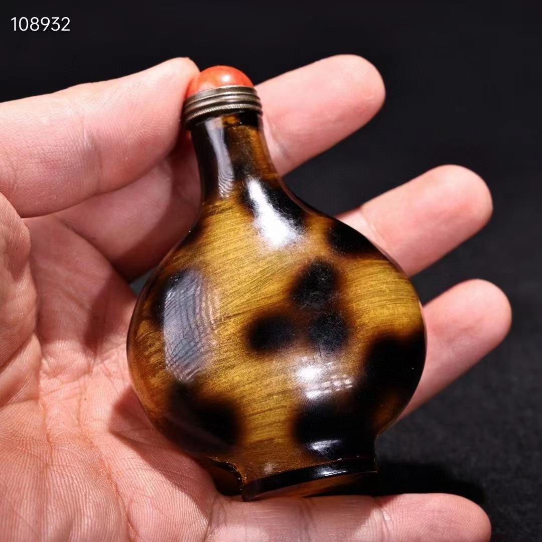 中国古美術・旧蔵收・玳瑁製の鼻煙壺・案頭・置物・文房具・根付・装身具