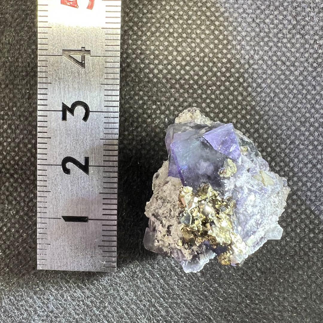 ヤオガンシャン産　パイライトが美しい‼︎ 「藤紫色」フローライト