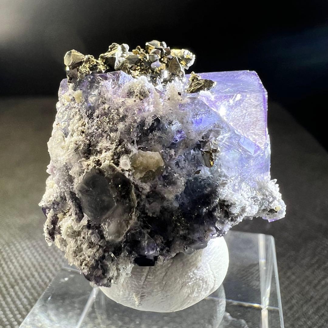 ヤオガンシャン産　パイライトが美しい‼︎ 「藤紫色」フローライト