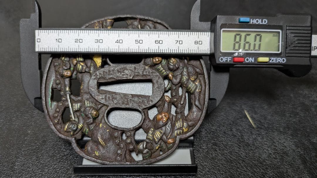 銘：江州彦根住藻柄子宗典製 武者合戦図 鉄鍔