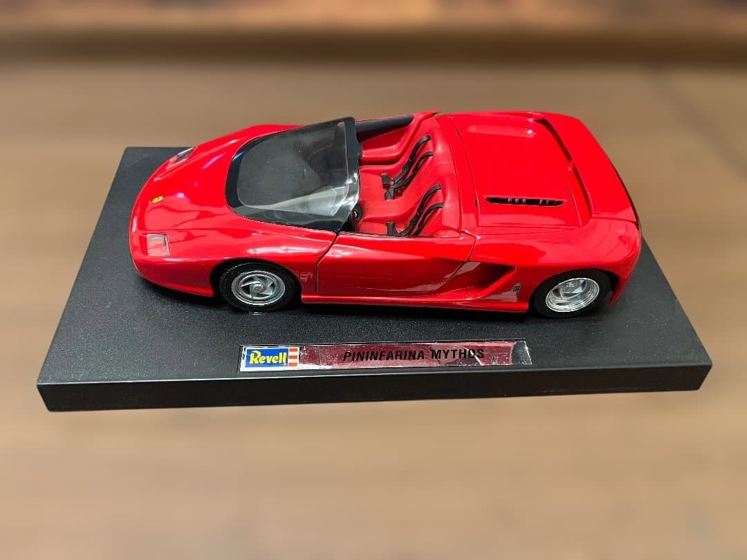Revell 1:18 Pininfarina Mythos レッド