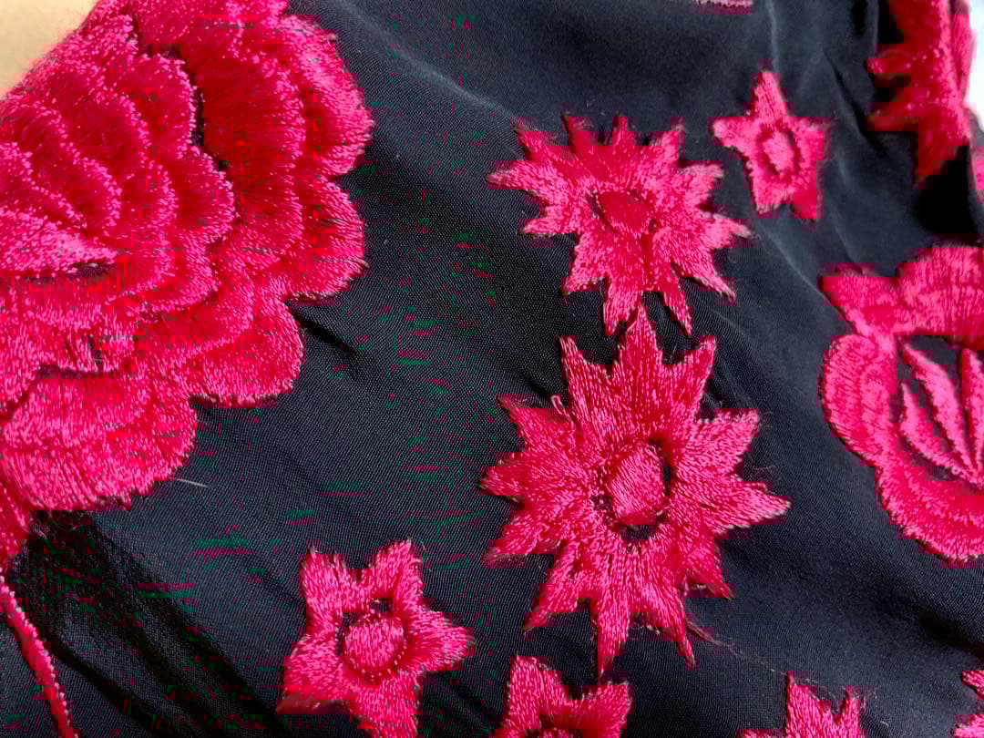 フラメンコ衣装　大判シルクマントン　黒✖️マゼンダ125㎝✖️123㎝