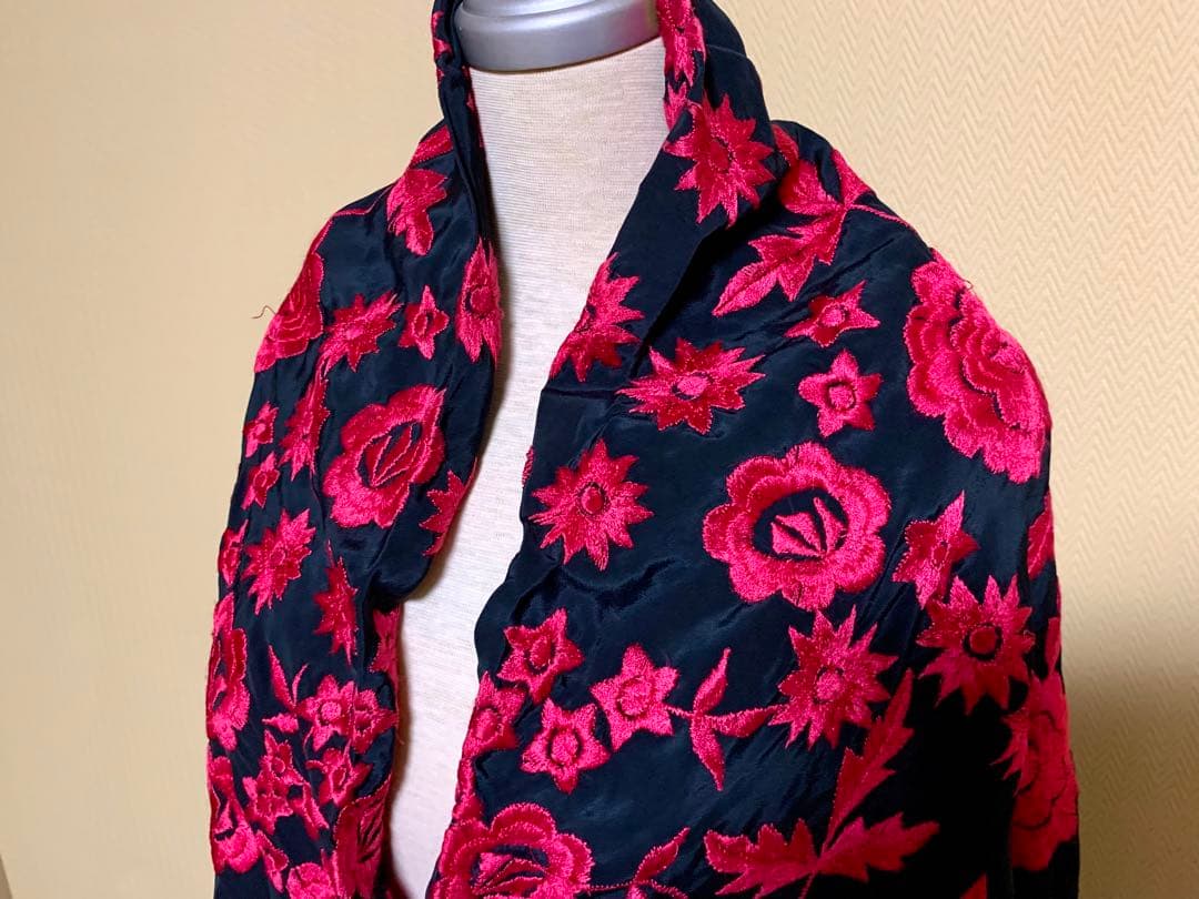 フラメンコ衣装　大判シルクマントン　黒✖️マゼンダ125㎝✖️123㎝